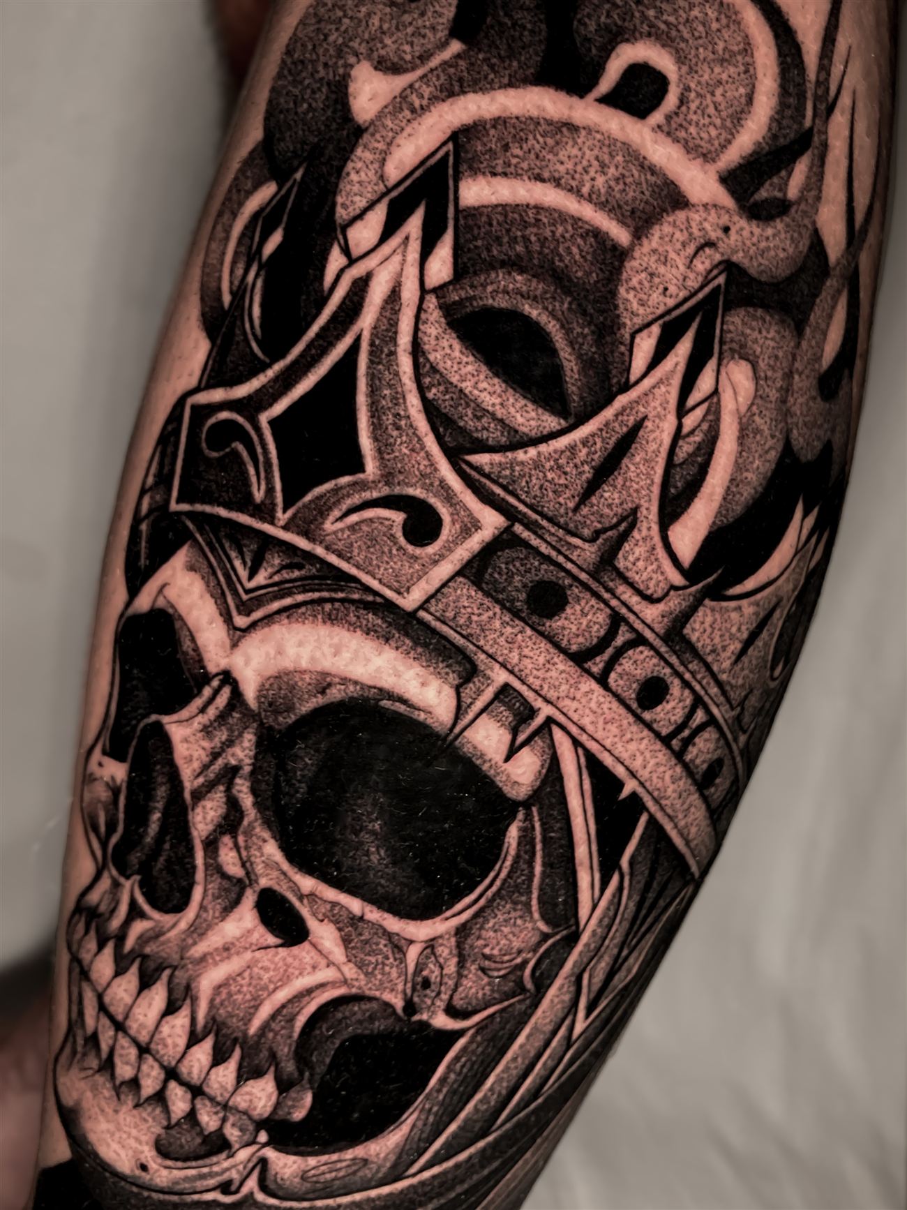 Tatuaje blackwork de una calavera con corona en alto contraste