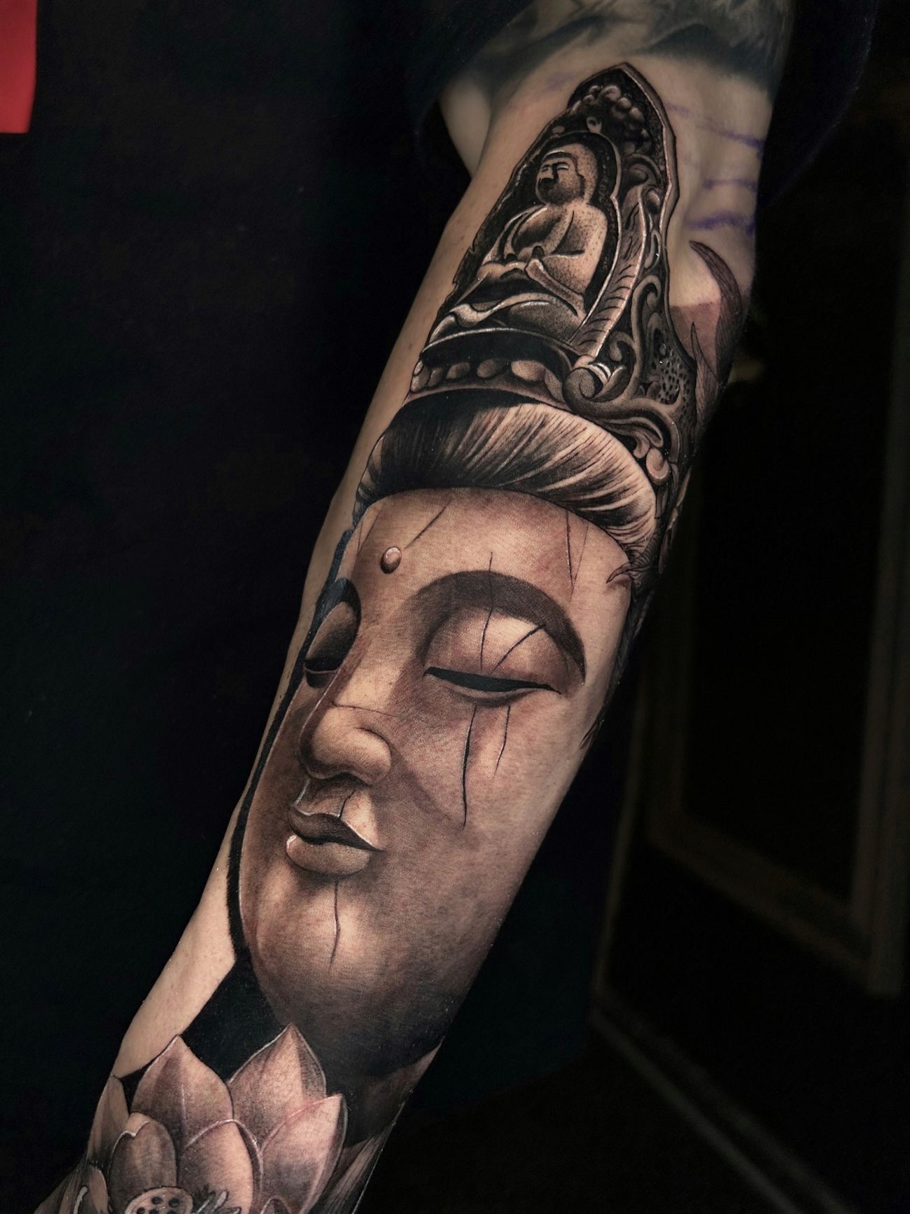 Tatuaje blackwork de una máscara de samurái con calavera de animal sobre el antebrazo